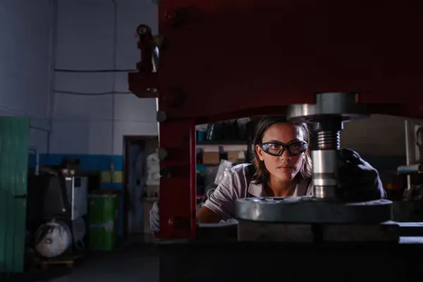 Female Mechanic Wearing Protective Googles Operating Hydraulic Press Garage — Stock Photo, Image