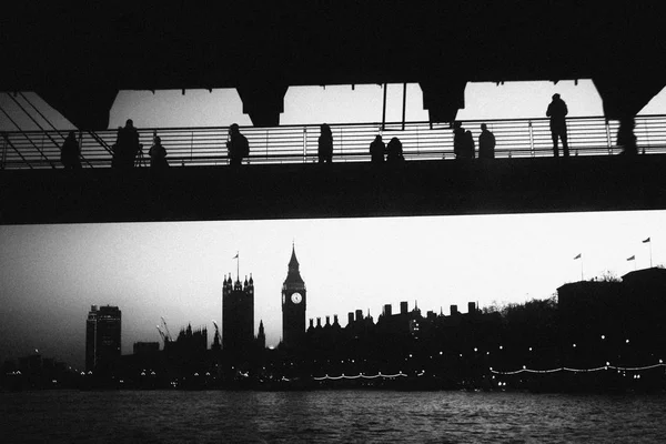 Низкий Угол Обзора Силуэтов Брюках Взгляде Достопримечательности Лондона — стоковое фото