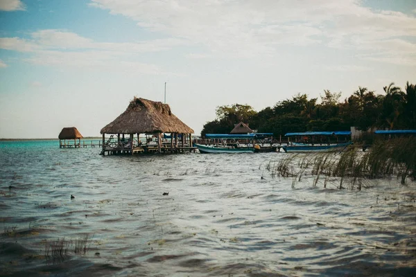 Fekvő Resort Épületek Víz Lehorgonyzott Hajók — Stock Fotó