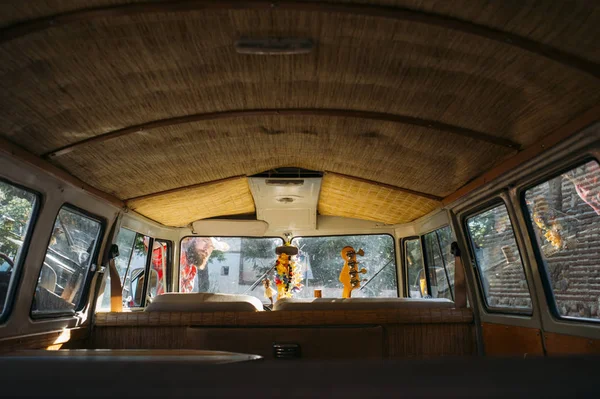 Interior Van Vintage Vazia Com Guitarra Banco Frente — Fotografia de Stock