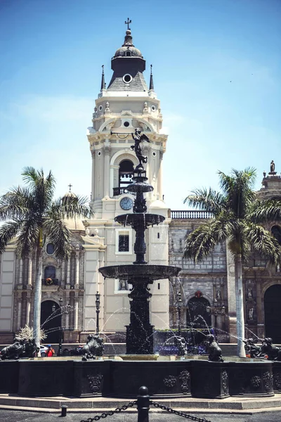 Fuente Ciudad Sobre Fondo Torre Ornamentada Plaza Armas Lima Perú —  Fotos de Stock