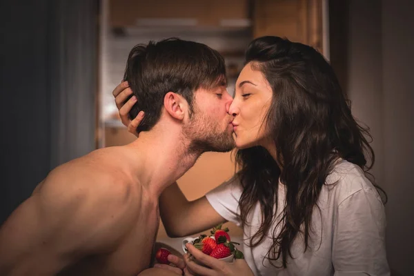 Jovem Par Beijando Segurando Xícara Morango — Fotografia de Stock