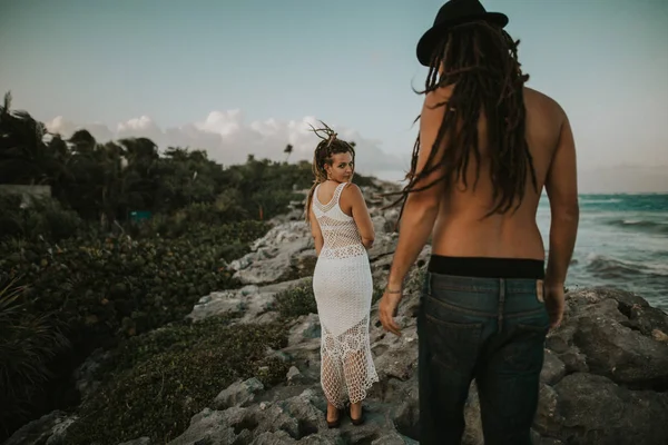 Adam Kameraya Çakıl Tropikal Kıyı Şeridi Başa Ayakta Omuz Üzerinden — Stok fotoğraf