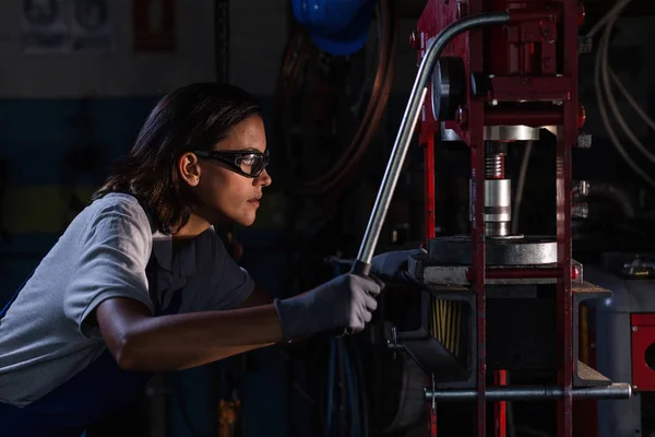 Side View Female Mechanic Protective Googles Operating Hydraulic Press — Stock Photo, Image