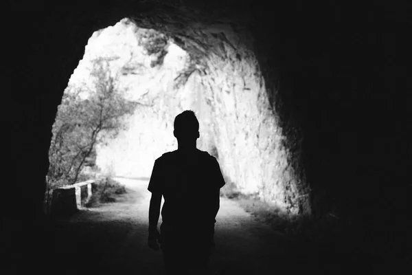 Вид Силуэт Идущий Пещерном Туннеле — стоковое фото