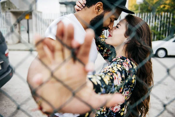 Küssendes Paar lehnt sich in Zaun — Stockfoto