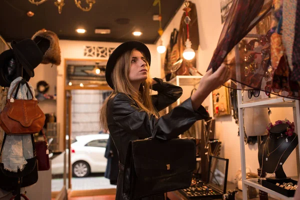 Şapkalı Aksesuarları Dükkanda Arıyorum Genç Trendy Kız — Stok fotoğraf
