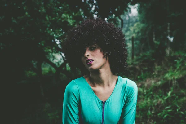 Menina Sensual Com Cabelo Encaracolado Posando Sobre Árvores — Fotografia de Stock