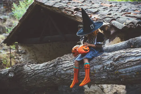 Chica en traje posando en el árbol — Foto de Stock