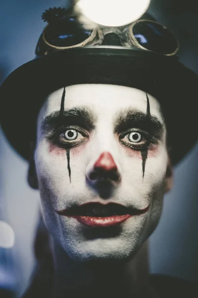 Primo Piano Uomo Spaventoso Con Clown Trucco Halloween Cappello Guardando — Foto Stock