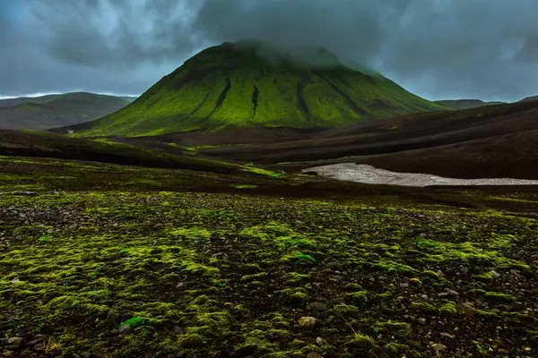 Groene heuvel bedekt met mist — Stockfoto