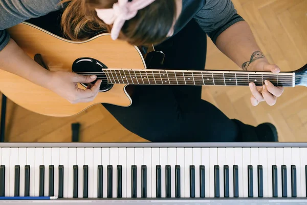 Молода Жінка Звукозапис Гітари Фортепіано Його Домашній Звуковій Студії — стокове фото
