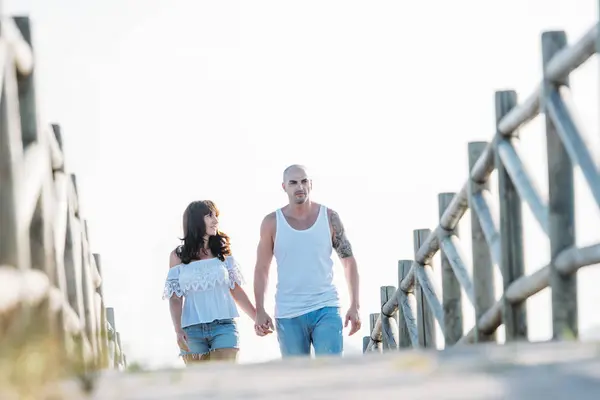 Par Hålla Händer Och Trä Strandpromenaden — Stockfoto