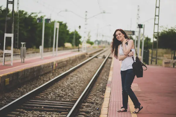 Портрет Улыбающейся Рыжей Девушки Железнодорожной Платформе Выглядывающей Поезд — стоковое фото