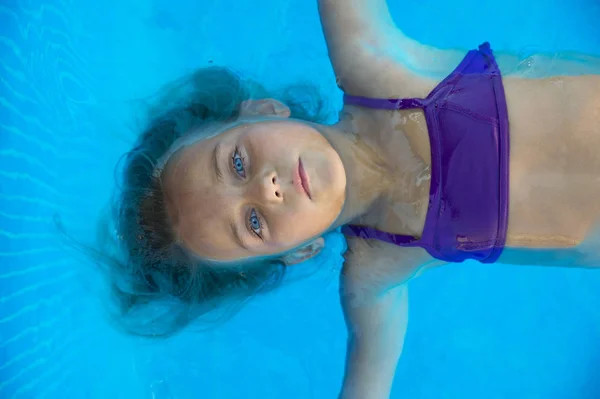 터키석 물으로 수영장에 아이의 초상화 — 스톡 사진