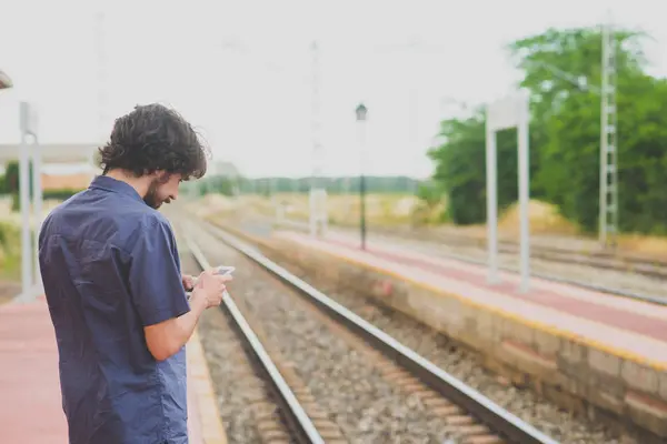 Visão Traseira Homem Usando Smartphone Plataforma Ferroviária Campo — Fotografia de Stock