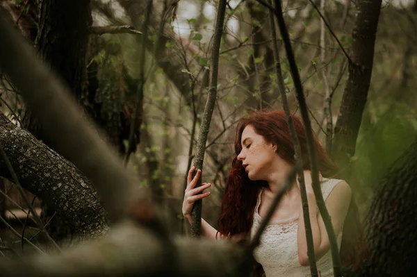 Menina Sensual Vestido Branco Posando Floresta Tocando Pescoço — Fotografia de Stock