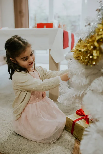 Retrato Menina Sentada Chão Decoração Árvore Natal Branco — Fotografia de Stock