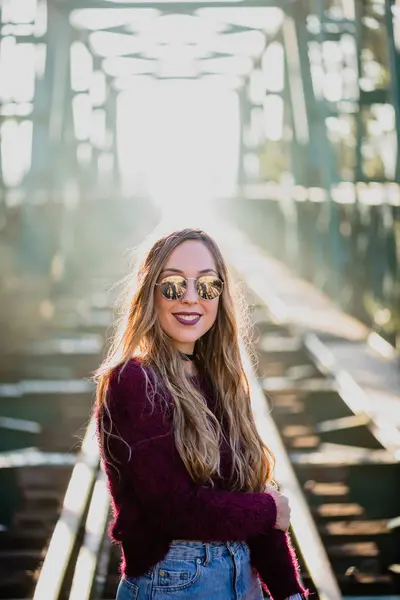 Ragazza in occhiali da sole sul ponte . — Foto Stock