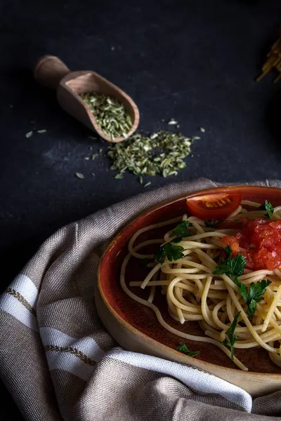 Spaghetti with tomatoes and cheese — Stock Photo, Image