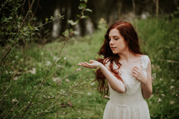 Sensuell Tjej Vidröra Stjälk Med Blad — Stockfoto