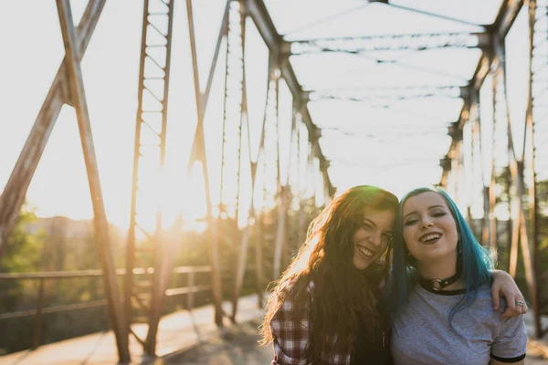 Holky, objímání a při pohledu na fotoaparát. — Stock fotografie