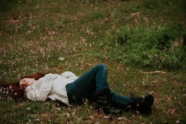 Menina Gengibre Deitada Chão Com Flores Silvestres Florescendo — Fotografia de Stock