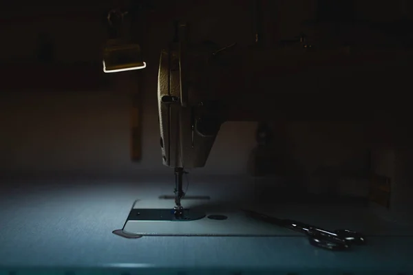 Nature Morte Machine Coudre Avec Lumière Allumée Sur Table — Photo