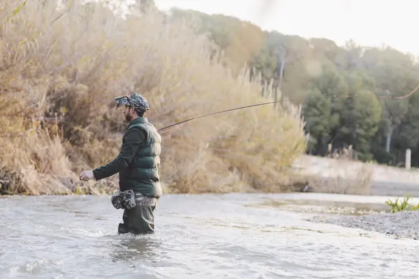 Vue Latérale Homme Pêche Rivière Campagne — Photo