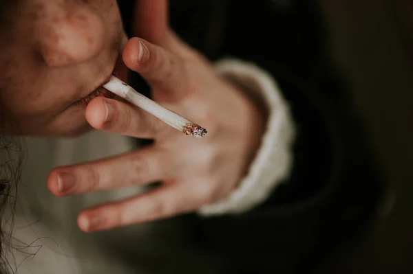 女の子は タバコを吸ってのトリミングされた画像 — ストック写真