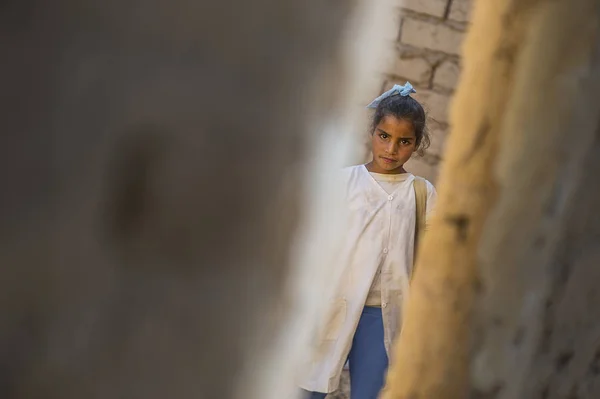 Menina árabe de pé em ruínas — Fotografia de Stock