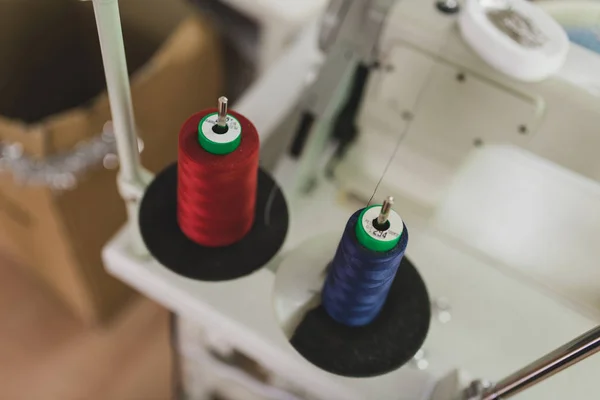 Vue Rapprochée Des Bobines Rouges Bleues Sur Les Flèches — Photo