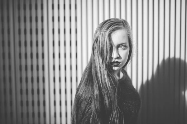 Portrait Young Girl Looking Posing Camera Lookng Away — Stock Photo, Image