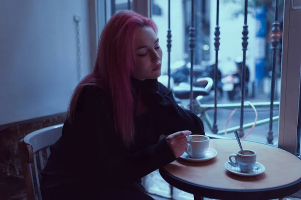 Schläfrige Erschöpfte Frau Sitzt Café Und Trinkt Kaffee — Stockfoto