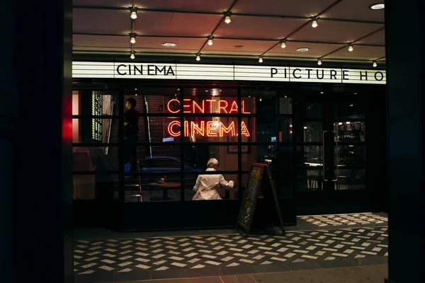 London Großbritannien Mai 2017 Hochglanzfassade Mit Neonlicht Und Zentralem Kino — Stockfoto