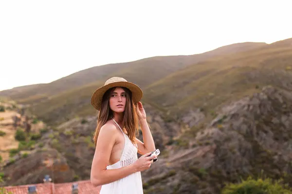 Chica con cámara mirando hacia atrás —  Fotos de Stock