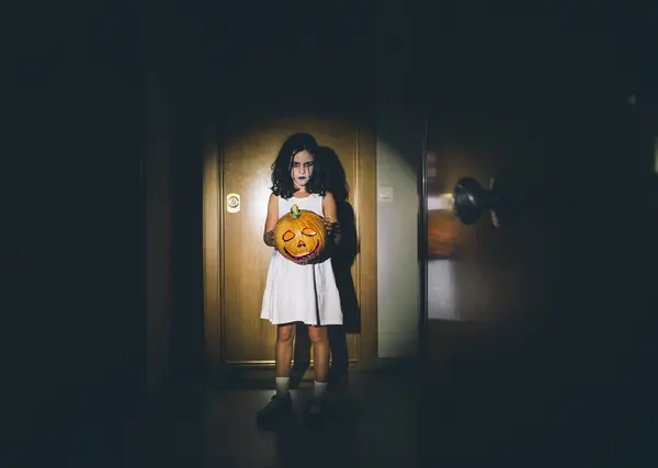 Dívka stojící v světlo spot s lattern — Stock fotografie