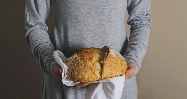 Rusztikus kenyér tartó női kezek — Stock Fotó