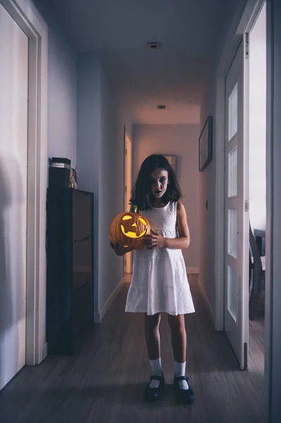 Kwaadaardig Meisje Met Pompoen Halloween — Stockfoto