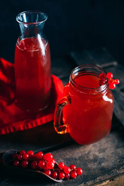 Bebida de groselha vermelha em pote de pedreiro — Fotografia de Stock