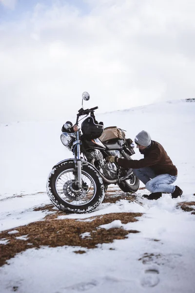 Man Silnik Regulacji Motocykla Snowy Highlands — Zdjęcie stockowe