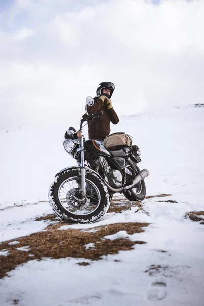 Homme Portant Casque Moto Dans Les Hautes Terres Enneigées — Photo