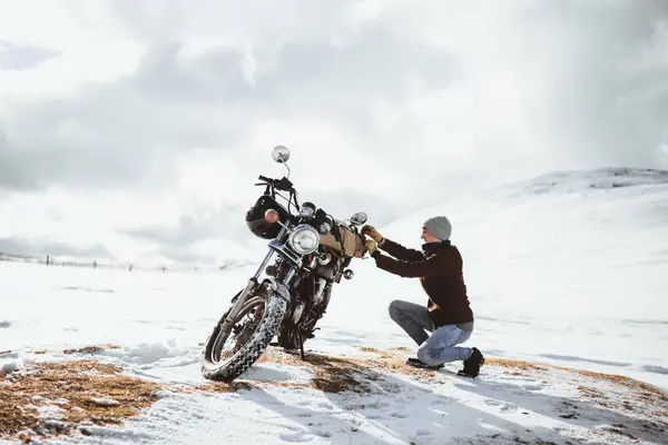 Widok Boku Człowieka Organizowanie Motocykl Podczas Podróży Snowy Góry Valley — Zdjęcie stockowe