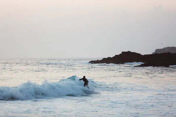 Vista Laterale Del Surfista Che Cavalca Onda Alla Luce Del — Foto Stock