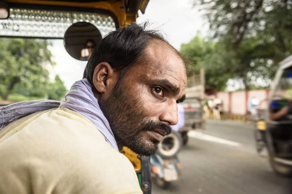 Hombre Indio Local Adulto Cabalgando Rickshaw Por Carretera Ciudad — Foto de Stock