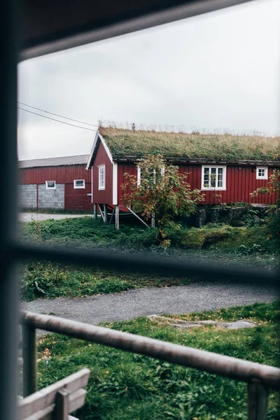 Utsikten Genom Fönstret Landsbygdens Hus Inwith Gräs Taket — Stockfoto
