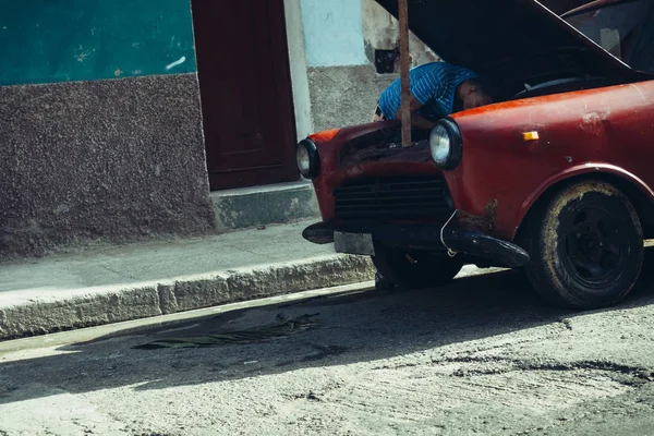 Küba Ağustos 2016 Tilt Görünümü Adam Bükme Street Eski Araba — Stok fotoğraf