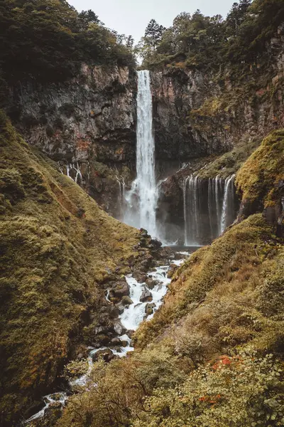 Водопад Текущий Зеленой Скалы — стоковое фото