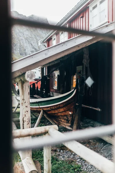 Pohled Okna Staré Omšelé Loď Stojící Pod Střechou Besider Dům — Stock fotografie