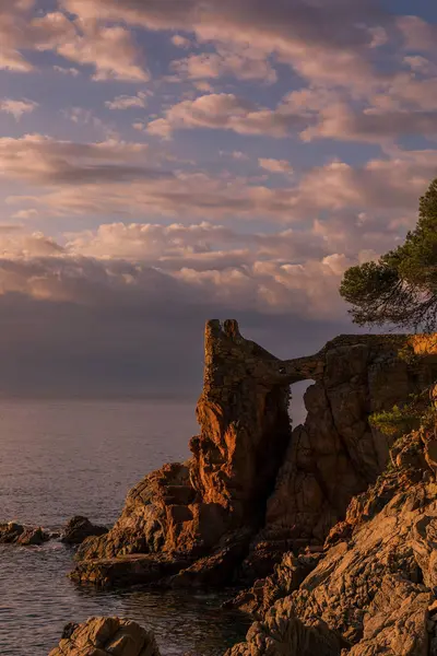 Ηλιοβασίλεμα Cloudscape Δει Από Βραχώδη Ακτή — Φωτογραφία Αρχείου